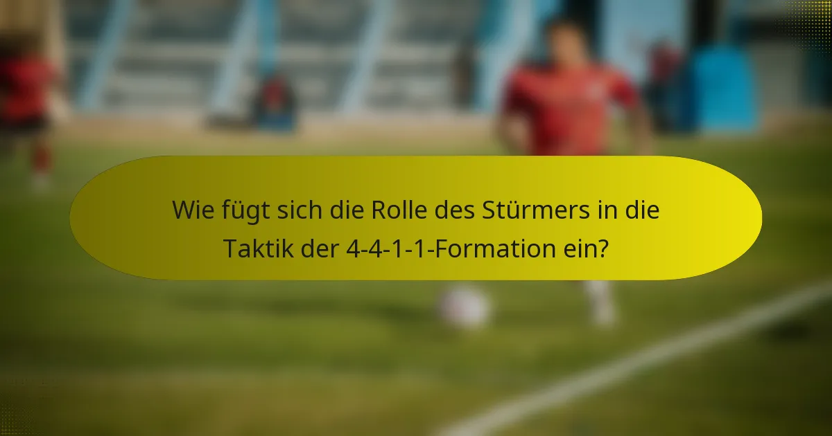 Wie fügt sich die Rolle des Stürmers in die Taktik der 4-4-1-1-Formation ein?